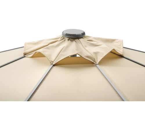 Gedetailleerd beeld van het bovenste deel van een beige parasol met ventilatie