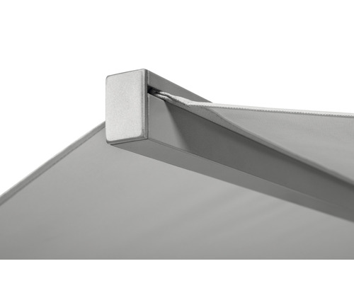 Gedetailleerde weergave van een zonnescherm met aluminium frame en stoffen bekleding