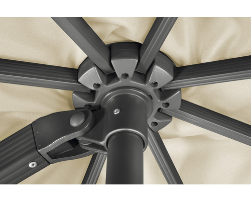 Detailopname van de onderkant van een parasol met baleinen en stoffen bekleding