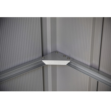 Detail van een hoekverbinding met schroeven op een metalen tuinhuis