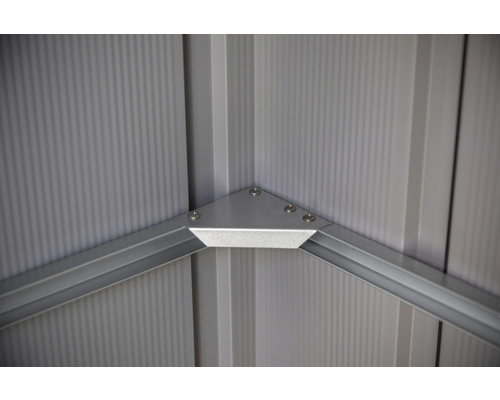 Detail van een hoekverbinding met schroeven op een metalen tuinhuis