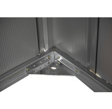 Detailopname van een metalen tuinhuishoek met schroeven