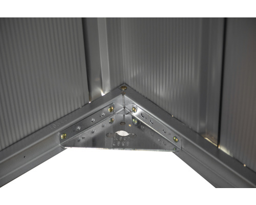 Detailopname van een metalen tuinhuishoek met schroeven