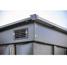 Detailopname van een tuinhuis met ventilatierooster