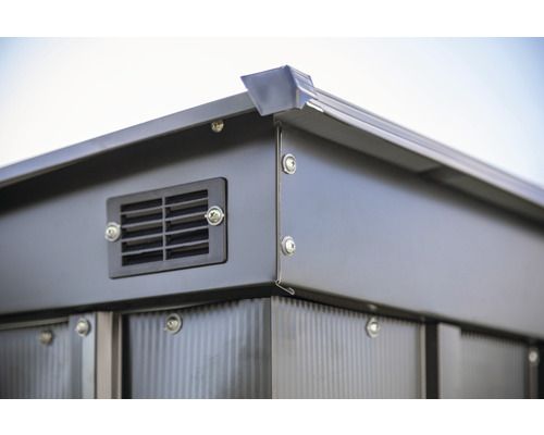 Detailopname van een tuinhuis met ventilatierooster