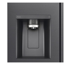 Detailaanzicht van een koelkast met waterdispenser en de logo''s Thinq en LG