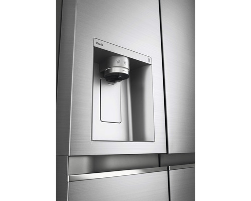 Detailopname van een koelkast met water- en ijsdispenser