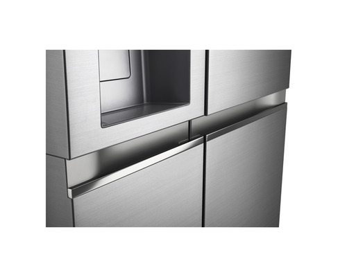 Gedetailleerde opname van een roestvrijstalen koel-vriescombinatie met waterdispenser