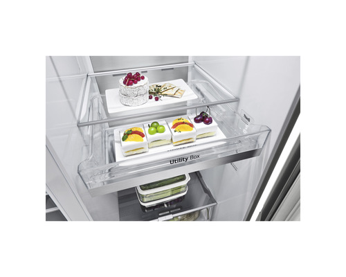 Interieur van een koelkast met voedsel in een multifunctionele box en op planken.