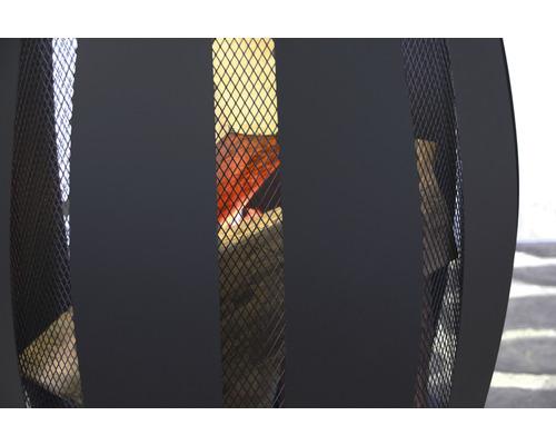 Detailopname van een metalen vuurkorf met brandend hout