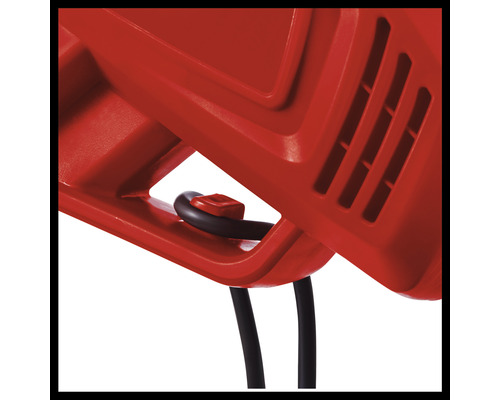 Detailopname van een kabeltrekontlasting op een tuingereedschap