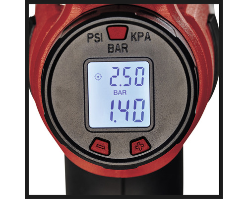 Close-up van het digitale display van een luchtpomp met drukweergaven in PSI, KPA en bar