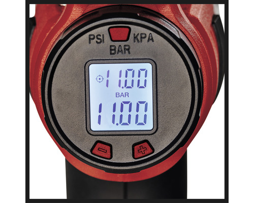 Close-up van het display van een luchtcompressor die de bandenspanning in bar, kilopascal en PSI weergeeft.