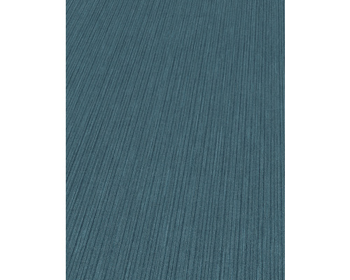 Close-up van een blauw vliesbehang met een streepjesmotief.