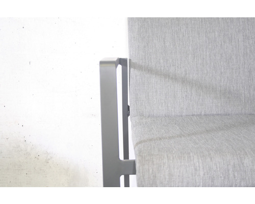 Detailopname van een grijze tuinstoel met aluminium frame en textileen bekleding.
