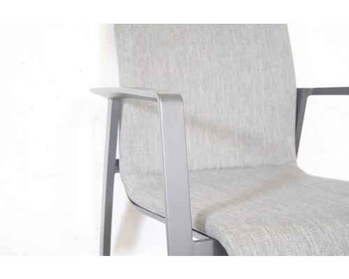 Detail van een fauteuil met stoffen bekleding