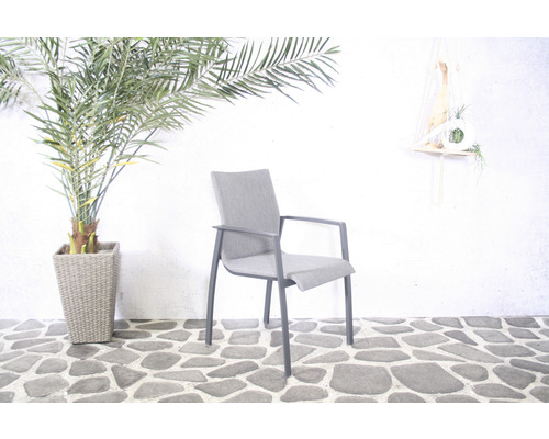 Tuinstoel met armleuningen, stoffen bekleding en metalen frame