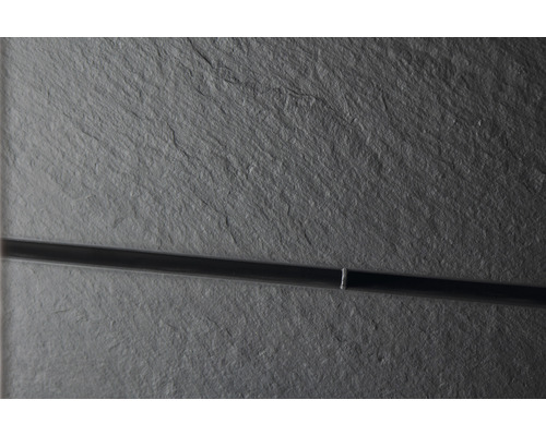 Close-up van een leisteenwand met een voeg