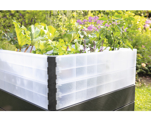 Kunststof verhoogde tuinbak met planten in de tuin