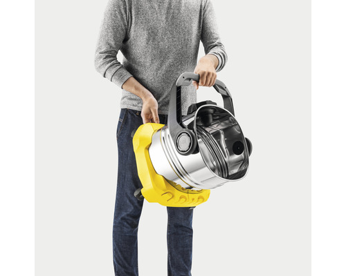 Een persoon houdt een geel en zilverkleurige alleszuiger vast.