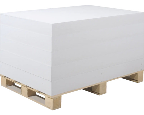 Stapel isolatieplaten op een houten pallet