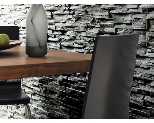 Close-up van een wandbekleding met steeneffect achter een eettafel met stoelen