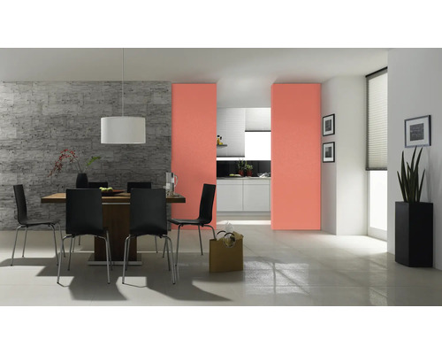 Eetkamer met eettafel, stoelen, schuifdeur en decoratie