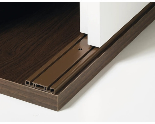 Gedetailleerde foto van een metalen schuifdeurgeleider op een meubelstuk