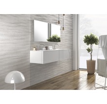 Moderne badkamer met wastafel, spiegel en wandtegels