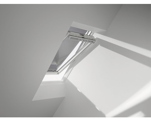 Open dakraam in een witte kamer