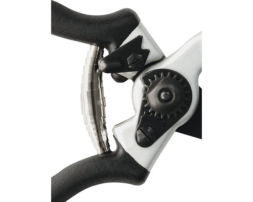 Detailopname van een takkenschaar met zwarte handgreep en zilverkleurige metalen elementen