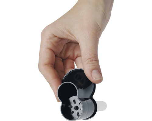 Een hand houdt een doseeropzetstuk voor een gieter vast