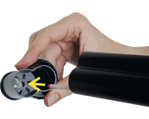 Gedetailleerde opname van een hand die een sproeier nozzle reinigt