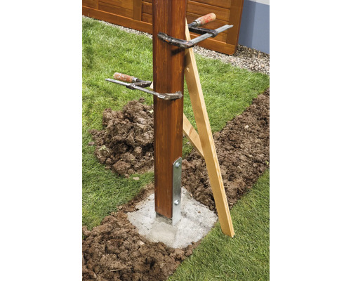 Houten paal in betonnen fundering gefixeerd met lijmklemmen