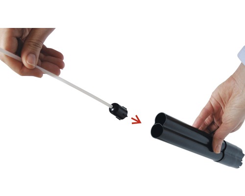 Afbeelding van een persoon die een reinigingsborstel in een afvoerpijp steekt