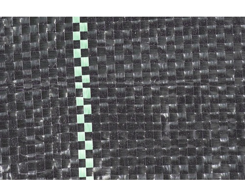 Detailopname van plastic anti-onkruidfolie met dambordpatroon