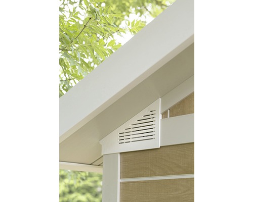 Detailopname van een tuinhuis met ventilatierooster onder het dak