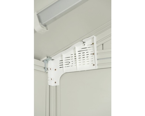 Detailopname van een hoek van een tuinhuis met ventilatie-element.