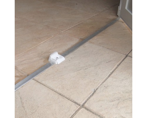 Vloerprofiel van aluminium met kunststof houder op tegelvloer