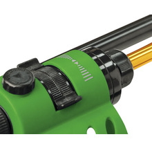Detailopname van een groene tuinspuit met instelwiel voor de regulering van de waterdoorvoer.