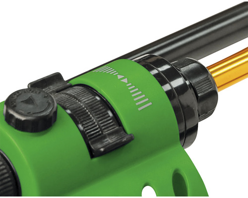 Detailopname van een groene tuinspuit met instelwiel voor de regulering van de waterdoorvoer.