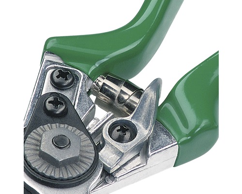 Gedetailleerde foto van een tuinschaar met groene handgrepen en zilverkleurige metalen onderdelen.