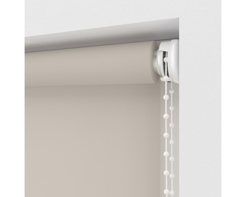 Detailopname van een rolgordijn met kettingbediening ter decoratie van het raam