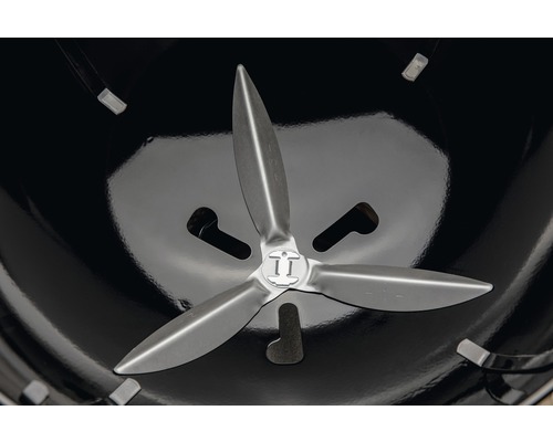 Detailopname van het ventilatiesysteem van een kogelbarbecue