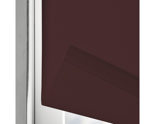 Donkerbruin rolgordijn op het raam