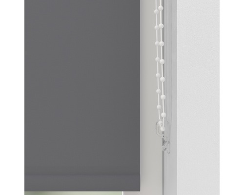 Grijs rolgordijn met kettingbediening bij het raam