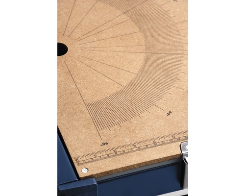 Detailopname van een tafelcirkelzaag met hoekweergave en geleiderail