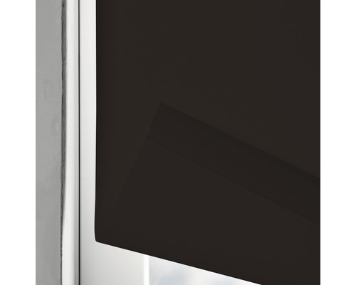 Detailopname van een rolgordijn op een raam