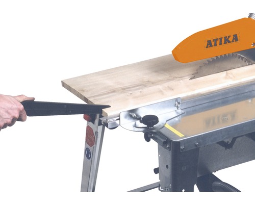 Atika tafelcirkelzaag bij het zagen van een stuk hout met een duwstok