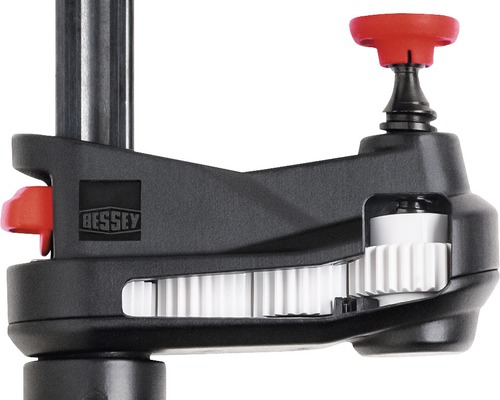 Detailopname van een Bessey corpusklem met tandradmechanisme en Bessey logo